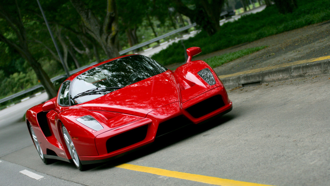 Un hombre se estrella contra un árbol mientras conduce un Ferrari Enzo, que vale más de 2 millones de dólares