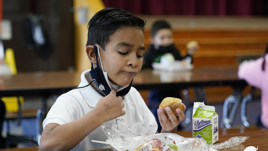 "Llevaré todas las armas cargadas": Una madre amenaza durante una reunión escolar en rechazo al uso de mascarillas para los alumnos