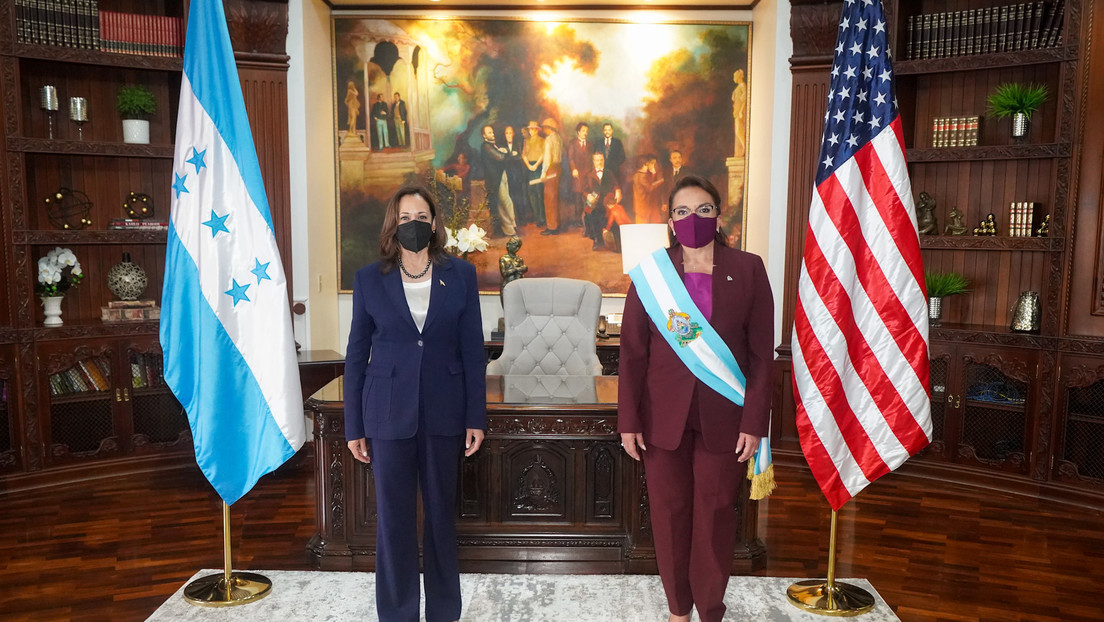 ¿La amenaza velada tras un paquete de ayudas? Los gestos que más hablan de la visita de Kamala Harris a Honduras