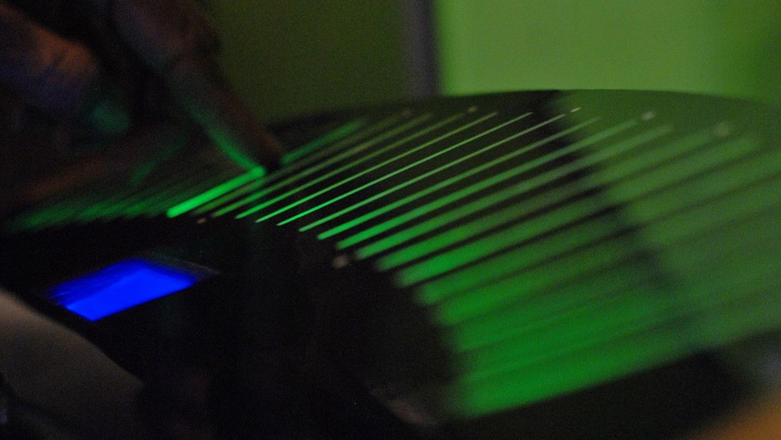 Un venezolano crea una serie de extraños instrumentos 'que no se tocan' y da un giro futurista a la música tradicional de su país