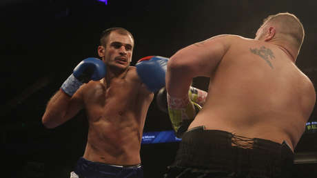 VIDEO: Un boxeador le da un puñetazo al referí después de que este detuviera el combate, marcado por cinco 'knockdowns' en dos asaltos