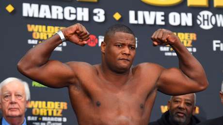 VIDEO: El boxeador cubano Luis 'King Kong' Ortiz deja 'colgado' de pie al estadounidense Charles Martin al propinarle un brutal nocaut