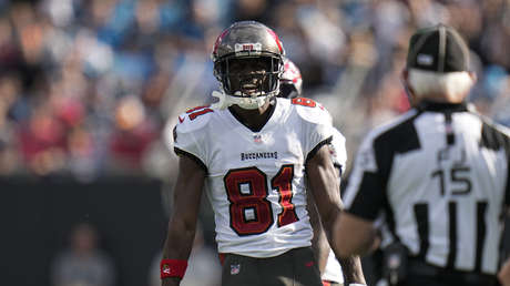 El receptor de la NFL Antonio Brown se quita los protectores, los arroja enfadado hacia la banca y abandona a su equipo a medio partido (VIDEO)