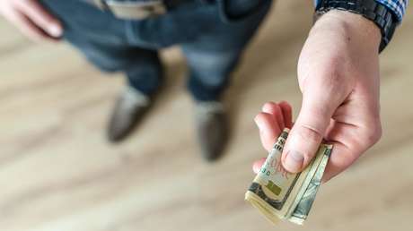 Un 'millonario secreto' pierde toda su fortuna y se va a vivir a una caravana con menos de 135 dólares en su cuenta bancaria