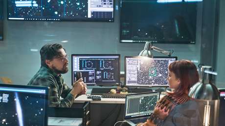 Usuarios descubren que un número que aparece en un anuncio de la película 'No miren arriba' lleva a una línea de sexo telefónico