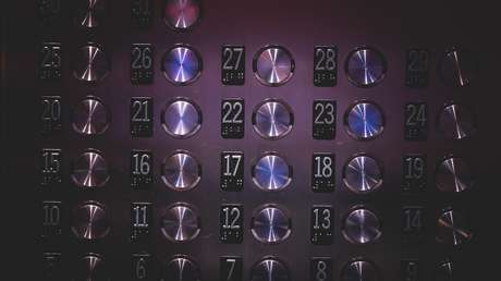 VIDEO: Un hombre da un puñetazo al sujeto que intentó agredir sexualmente a una menor de edad en un ascensor