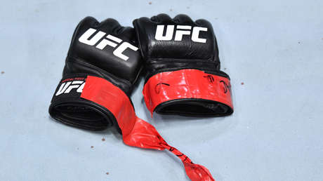 VIDEO: El popular presentador de pódcast Joe Rogan propina a sus 54 años potentes patadas giratorias a un saco pesado