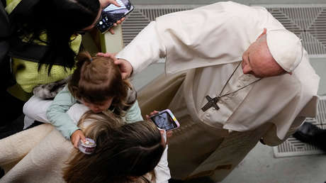 El papa Francisco insta a tener hijos y critica a las parejas que en lugar de prole "tienen dos perros y dos gatos"