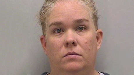 Una mujer acusada de causar la muerte de su hija y recaudar dinero para combatir su supuesta enfermedad terminal se declara culpable de abuso infantil