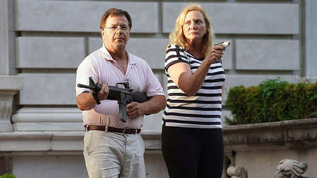 La pareja de San Luis que encañonó a manifestantes de Black Lives Matter demanda al Estado para recuperar sus armas