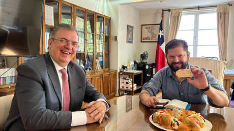 El canciller mexicano se reúne con Boric en Chile y publica una foto compartiendo un tradicional dulce de año nuevo
