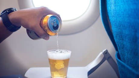 Trudeau tacha de "bofetada" el video de unos pasajeros canadienses que beben y bailan en un avión en pleno avance del covid-19