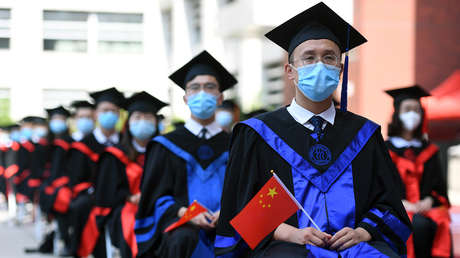 Un hombre anónimo financia la educación de un estudiante pobre en China, inspirado en la ayuda similar que recibió cuando era joven