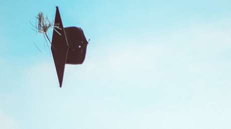 Un veterano de la Segunda Guerra Mundial se gradúa de la secundaria a los 98 años