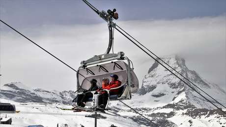 VIDEO: Un hidrante roto se convierte en un 'géiser' que impacta contra los usuarios de un telesquí