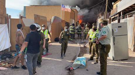 Voraz incendio en una barriada popular de Chile deja más de 100 viviendas destruidas