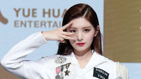 Una cantante china del grupo de K-pop Everglow causa polémica en Corea del Sur por no arrodillarse ante sus fanes