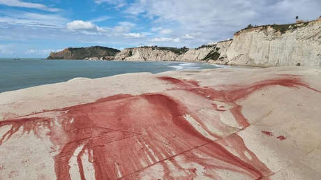 Vándalos tiñen de rojo la Escalera de los Turcos, el famoso acantilado blanco de Sicilia