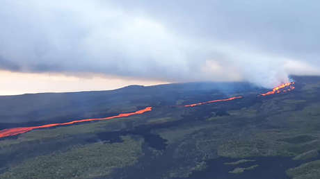 El volcán Wolf de las islas Galápagos continúa su alta actividad eruptiva y los flujos de lava se acercan al mar