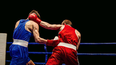 Un 'nocaut' que deja más preguntas que respuestas: boxeador invicto lanza varios ganchos al aire y su rival se cae derrotado (VIDEO)