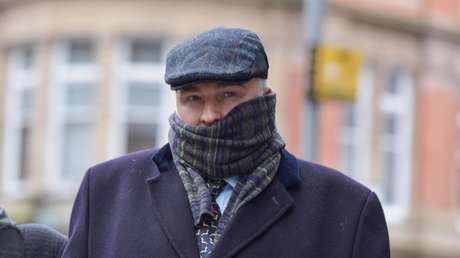 Expulsan del registro médico al cirujano británico que 'firmó' los hígados de sus pacientes al operarlos