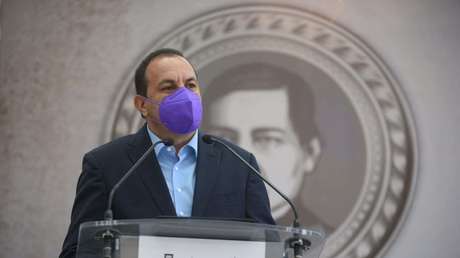 Dejan 'narcomantas' en Morelos contra el gobernador Cuauhtémoc Blanco tras el asesinato de un presidente municipal y este responde que "le dan risa"