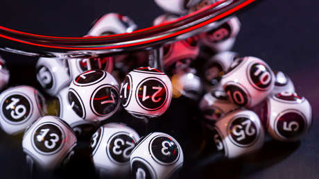 VIDEO: Una anciana de 86 años gana la lotería y comparte el premio con el hombre que le vendió el billete y la animó a probar suerte