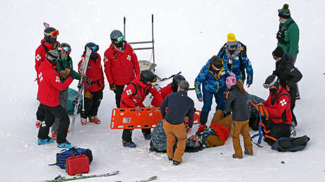 Un esquiador acrobático de EE.UU. se golpea la cabeza y se desmaya en pleno vuelo durante un salto en la pista (VIDEO)