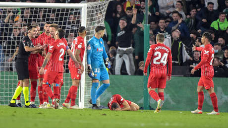 Suspenden el partido entre el Betis y el Sevilla después de que el jugador Joan Jordán fuera golpeado en la cabeza por un palo lanzado desde la grada