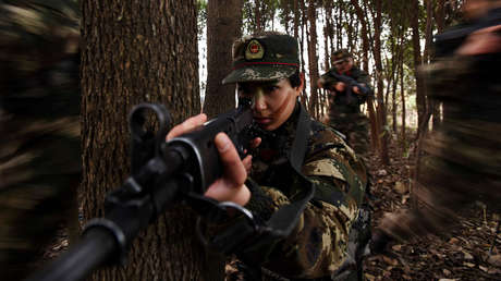 VIDEO: Entrenamientos a lo 'Misión: Imposible' de la unidad femenina de élite de Armas y Tácticas Especiales de China