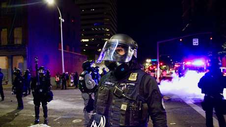 La Policía de Portland investiga una presentación para sus agentes en la que un meme incitaba a la violencia contra los "hippies sucios"