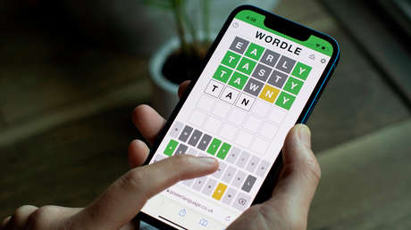 El desarrollador de un juego que se hizo popular al ser confundido con otro juego en línea planea donar las ganancias obtenidas a la caridad