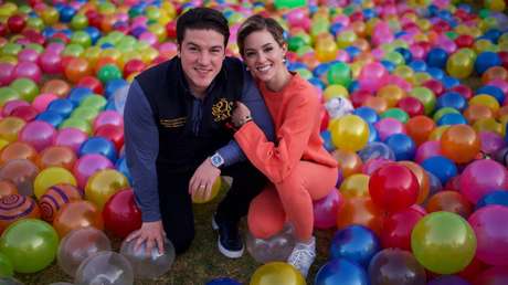 El gobernador de Nuevo León y su esposa exhiben en redes la acogida temporal de un bebé y les llueven críticas por cosificar a un menor