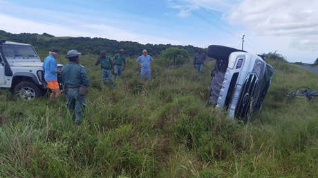 VIDEO: Un elefante enfurecido vuelca un auto con una pareja y dos niños
