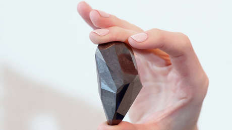 FOTO: Subastarán un raro diamante negro valorado en casi 7 millones de dólares que podría provenir del espacio exterior
