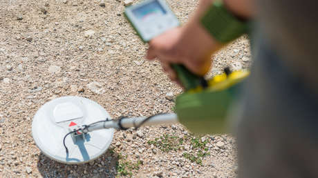 Encuentra en su jardín un anillo de oro romano de 2.000 años al poco de que su esposa le regalara un detector de metales (FOTOS)