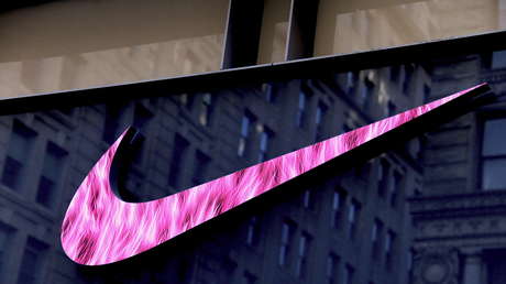 Un alto ejecutivo de Nike se reúne con los familiares del hombre al que asesinó en 1965 para pedirles perdón