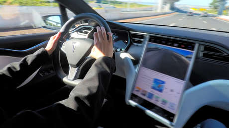Acusan de homicidio al conductor de un Tesla por ocasionar un accidente fatal mientras viajaba en piloto automático