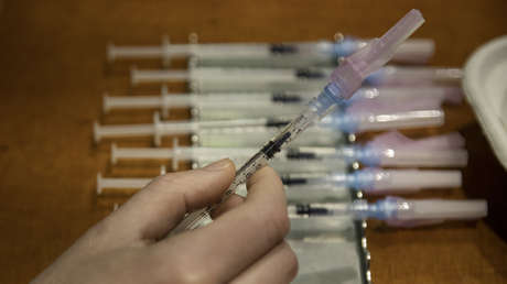 Dos tercios de los efectos secundarios a la vacuna contra el covid-19 son causados por una versión negativa del efecto placebo, según un estudio