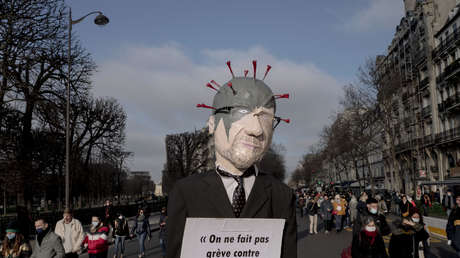 Piden la renuncia de un ministro francés por anunciar nuevas medidas anticovid desde Ibiza