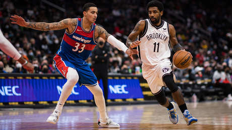 Algo jamás visto en la NBA: Un técnico asistente corta un pase en plena remontada y los árbitros no pitan la falta (VIDEO)