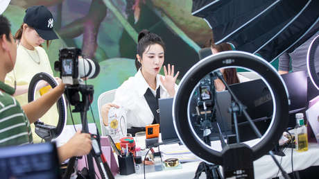 Un partido político chino propone establecer universidades que enseñen a hacer 'streaming' para mejorar las ventas de productos agrícolas