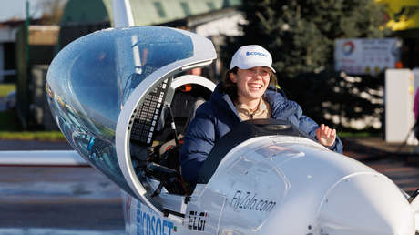 Una adolescente se convierte en la mujer más joven en dar la vuelta al mundo volando en solitario