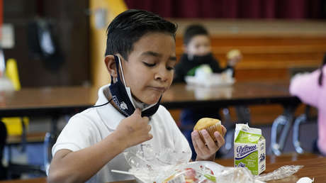 "Llevaré todas las armas cargadas": Una madre amenaza durante una reunión escolar en rechazo al uso de mascarillas para los alumnos
