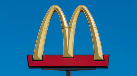 Critican a un McDonald's en el Reino Unido tras 'obligar' a estudiantes de agricultura a quitarse las botas para entrar