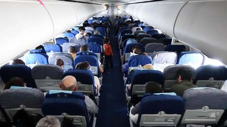 Un entrenador irlandés de fútbol americano se enfrenta a 20 años de prisión tras exponer su trasero durante un vuelo e intimidar a la tripulación