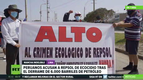 Manifestantes protestan en Lima contra Repsol por el derrame de crudo frente a las costas peruanas