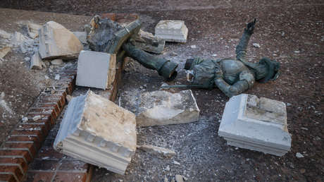 Derriban una estatua del colonizador español Juan Ponce de León en Puerto Rico antes de la visita del rey Felipe VI