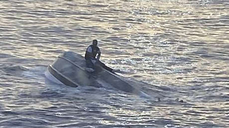 Hallan a un sobreviviente aferrado a los restos de un buque contrabandista que llevaba 40 personas, días después de naufragar en la costa de EE.UU.