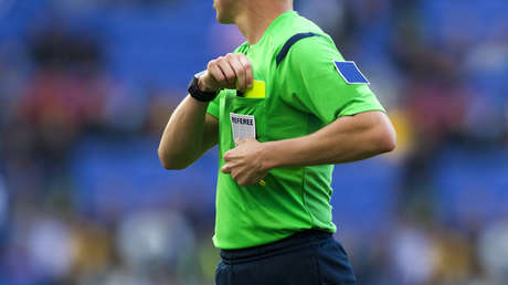 Suspenden a los árbitros que olvidaron los banderines en el hotel y usaron un chaleco reflectante en el partido Chile vs. Argentina (VIDEO)